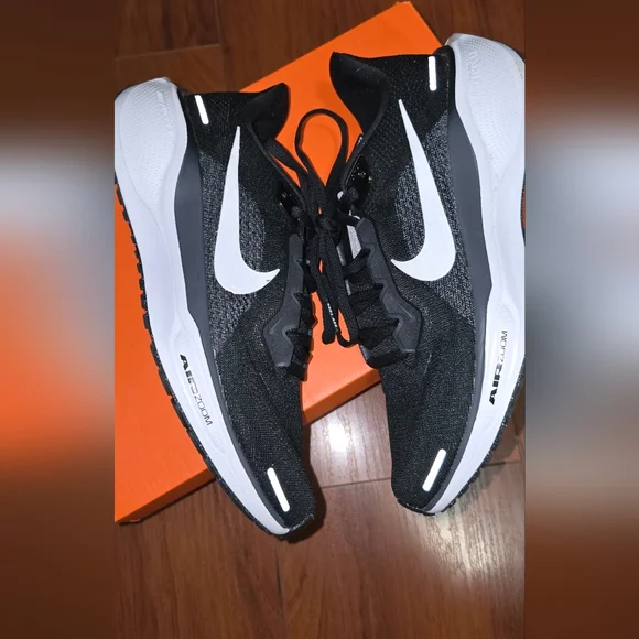 NIB Size 7.5 Nike Black and White Air Zoom Sneakers - Picture 3 of 5